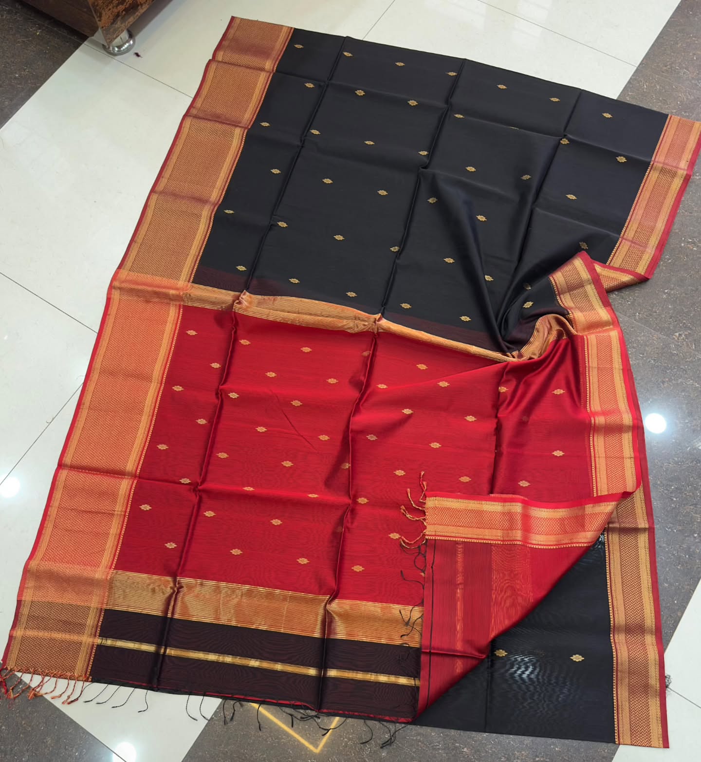 Black and red Maheshwari big border sarees